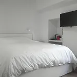 Refined Gordon 1Br Apartment With Balcony By Feelhome