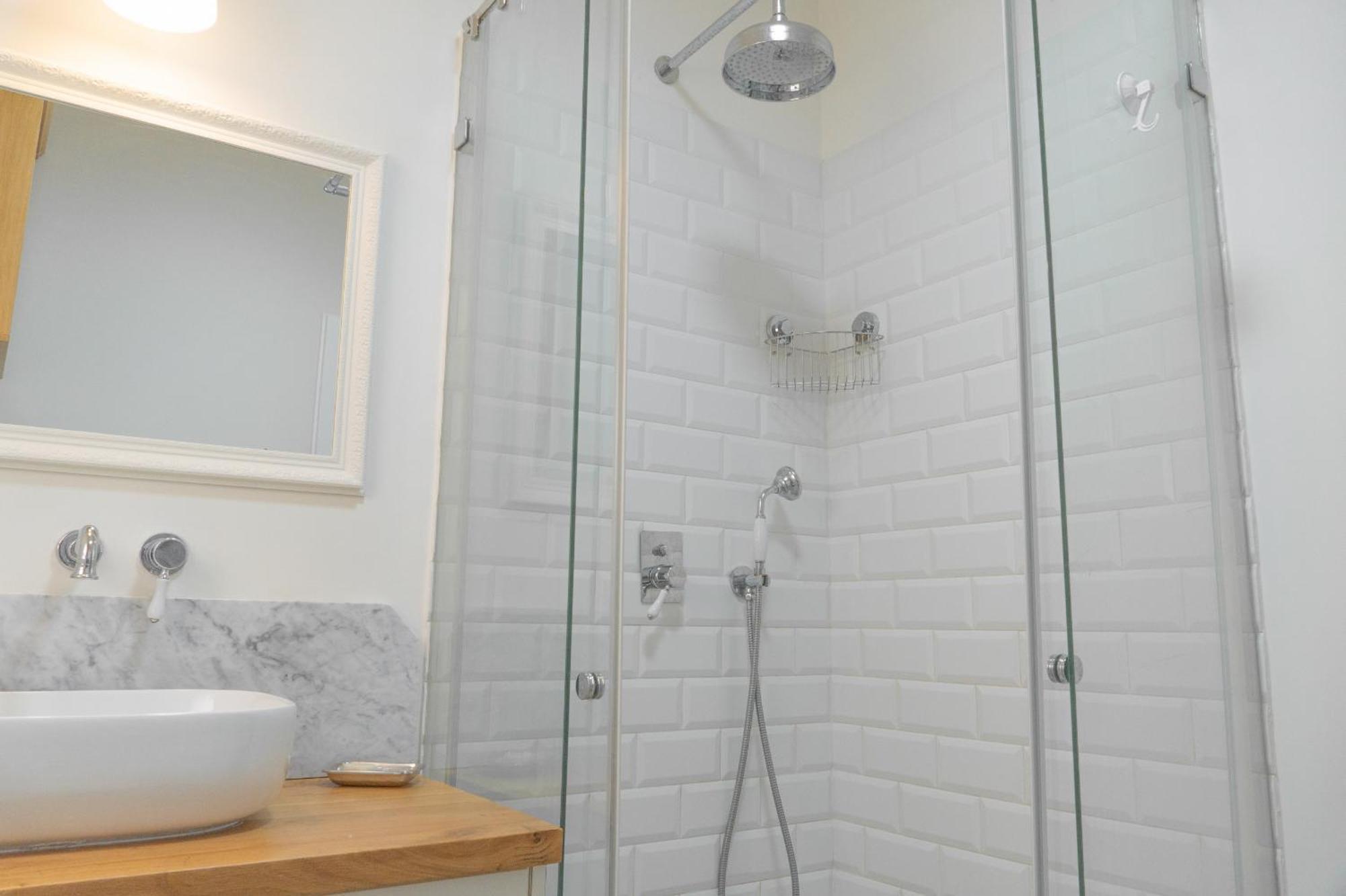 Refined Gordon 1br With Balcony By Feelhome